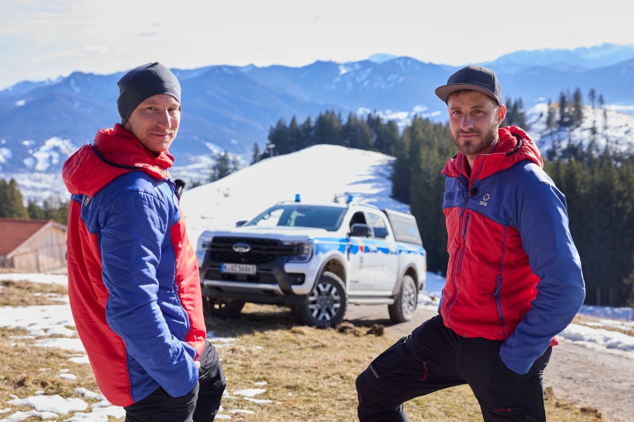  Alpine challenge: Till Gudelius (right) and Oliver Nußbaum from the Bavarian Mountain Rescue Service test the Ford Ranger Plug-in Hybrid under extreme conditions.